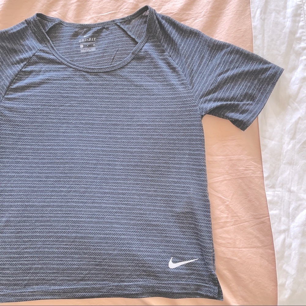 Nike Women’s Dri-Fit Laser Cut Short Sleeve Small